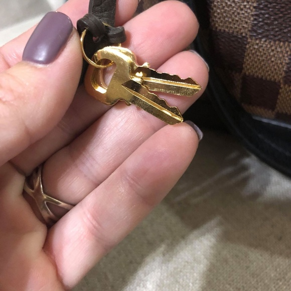 Louis Vuitton Hyde Park - EUC - Picture 14 of 17